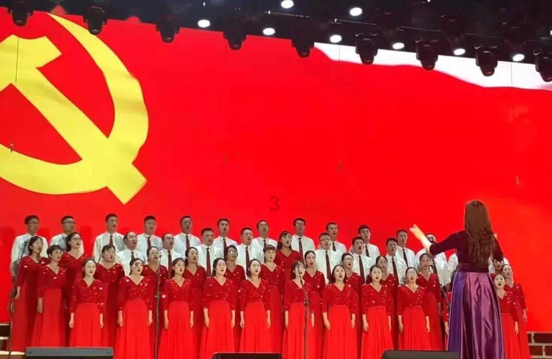 马化腾登台演唱粤语歌，同款红毛衣火了！79.99元包邮？网友热议……