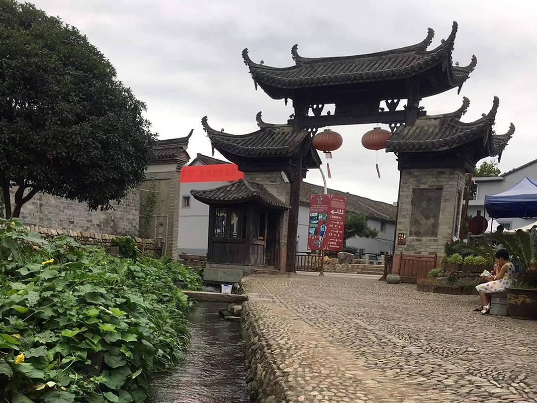 逃离阴暗的房屋